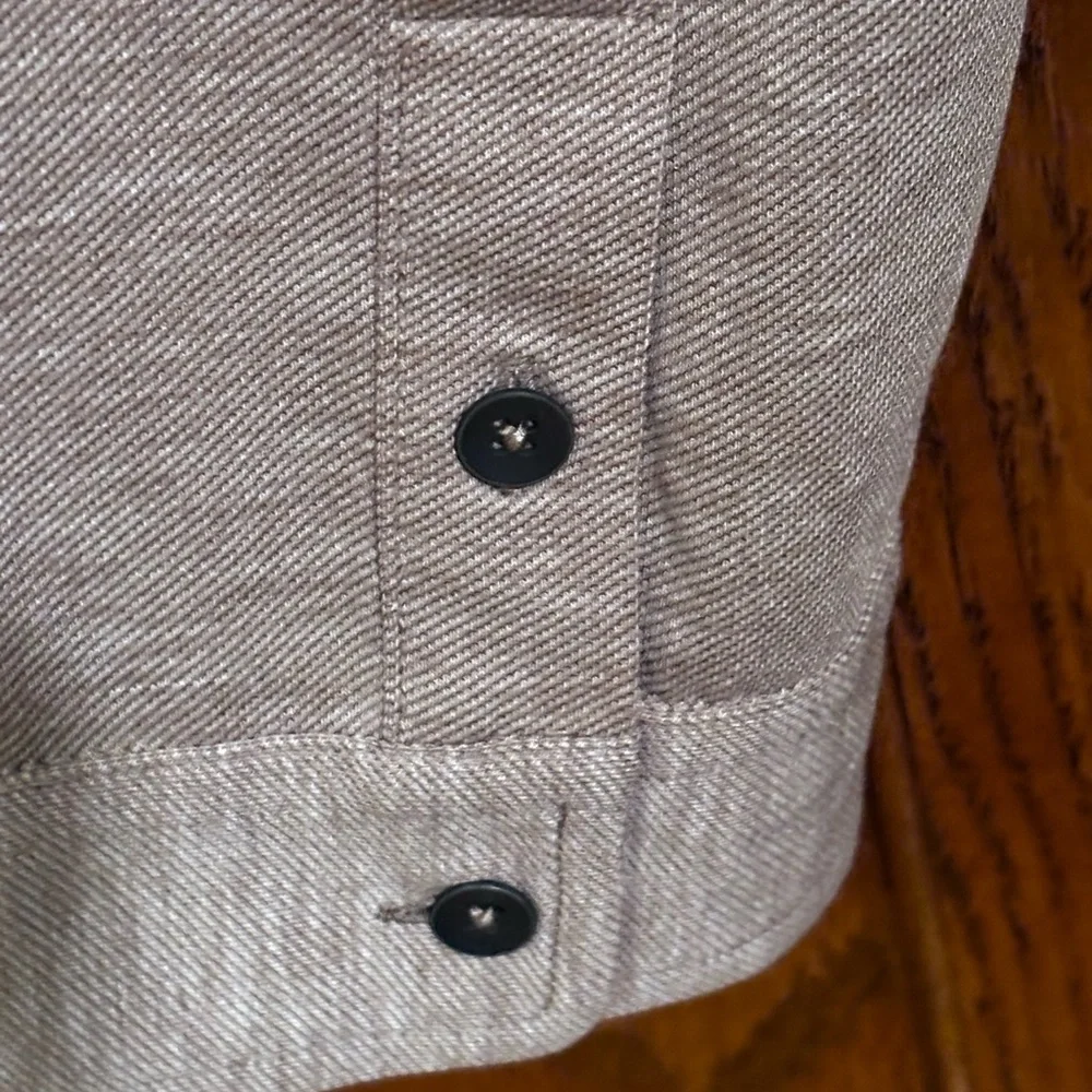 Vuori Men's Casual Button-Down Shirt in Light Beige Size L